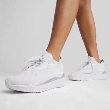 Chaussure de course 'Softride Stakd' PUMA en blanc