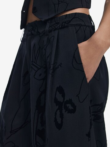 Desigual Normální Kalhoty – černá