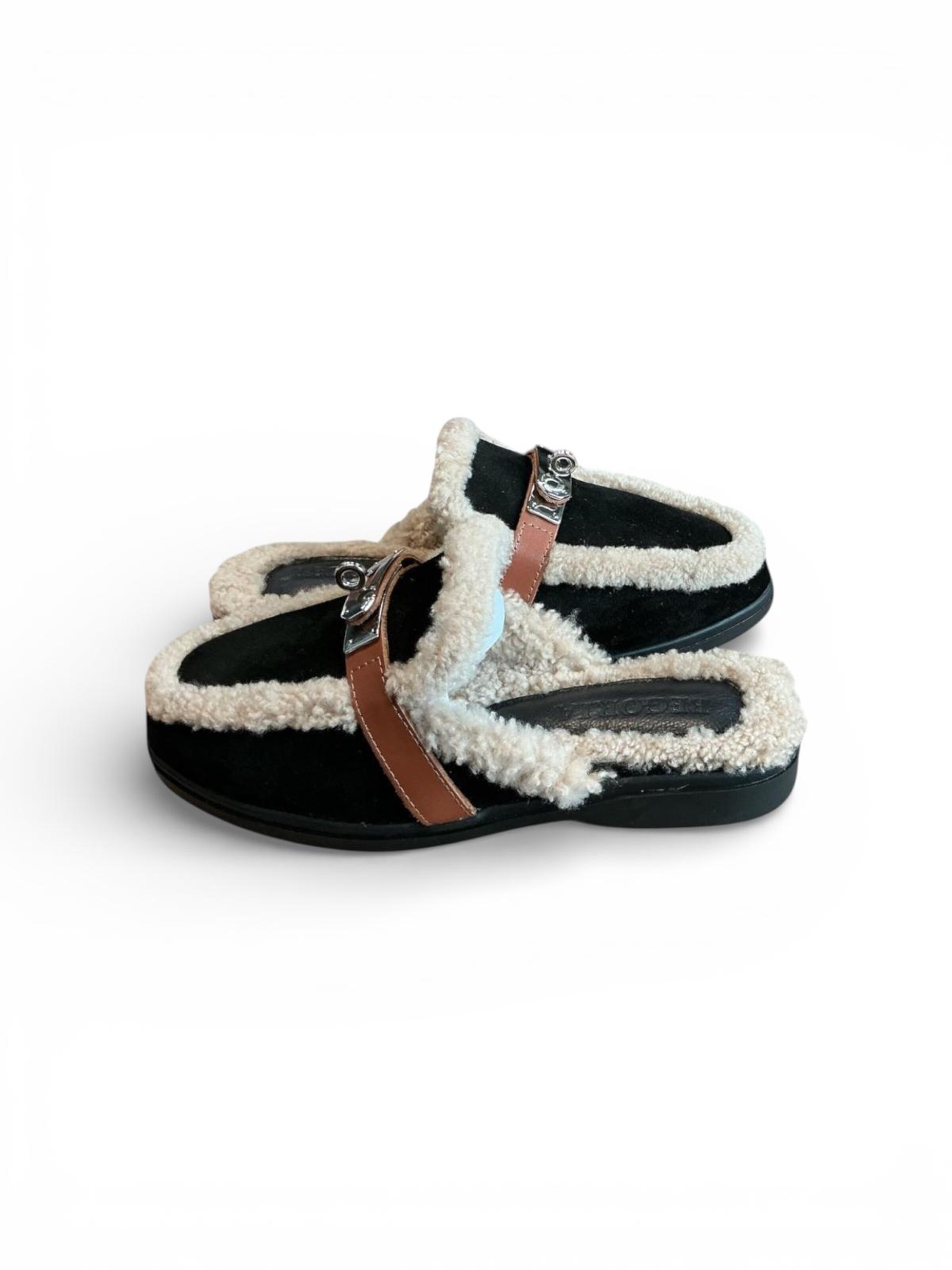 Begoria Slippers in Black