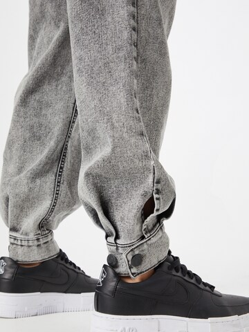 TOMORROW Tapered Pleat-front jeans 'Bill' in Grey