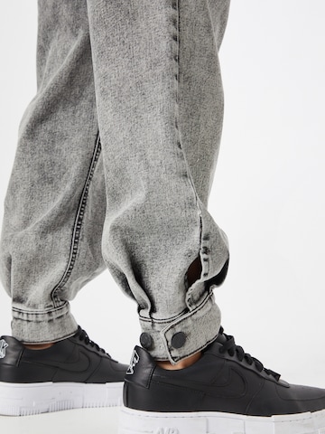 TOMORROW Tapered Jeans med lægfolder 'Bill' i grå