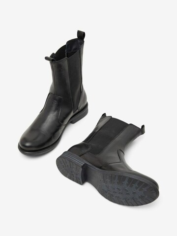 Bianco Chelsea Boots in Black