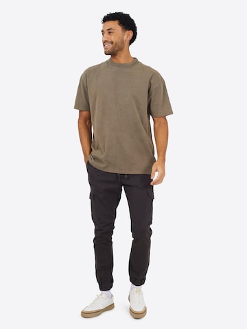 Tapered Pantaloni cargo di BRAVE SOUL in marrone