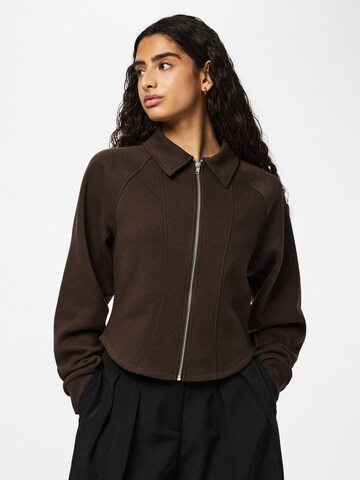 Veste de survêtement 'PCFilucca' PIECES en marron : devant
