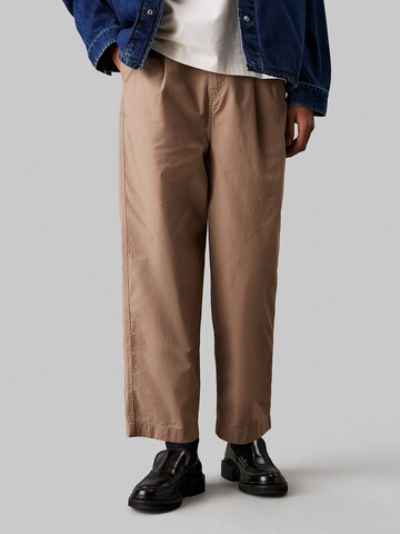 Calvin Klein Jeans Loosefit Hose in Braun: Vorderseite