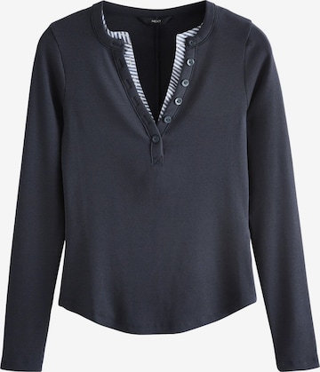 Next T-shirt i blå: framsida