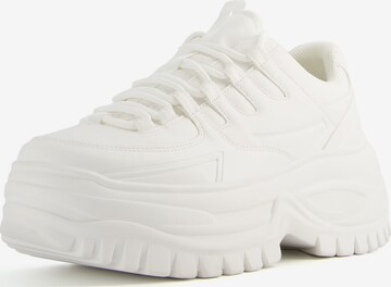 Bershka Sneakers in White: front