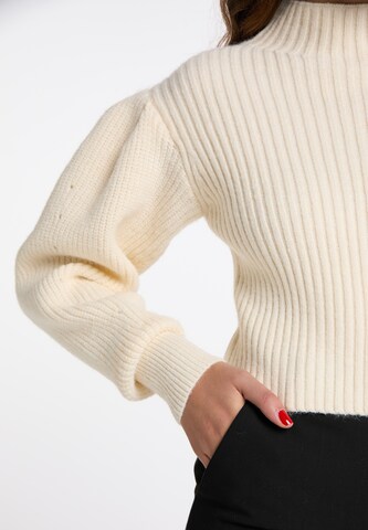 Pullover di faina in bianco