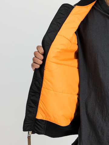 ALPHA INDUSTRIES - Casaco meia-estação 'Ma-1 VF 59' em preto