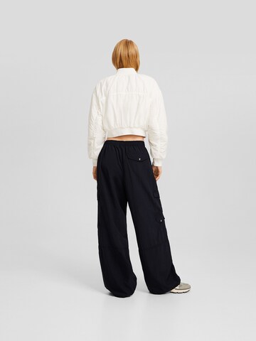 Bershka Ohlapna forma Hlače | črna barva
