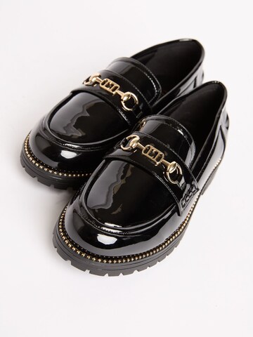 juoda Lipsy Pusbačiai