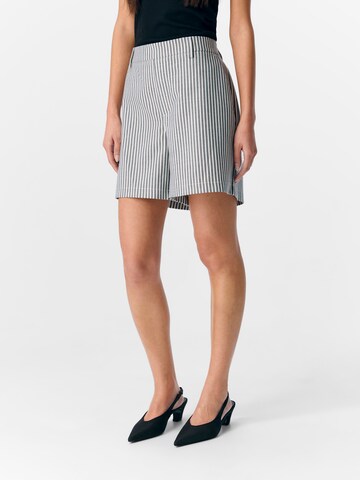 Loosefit Pantaloni 'LISA' di OBJECT in bianco: frontale