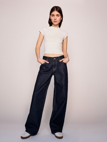 Bershka Wide leg Jeans in Blue: front