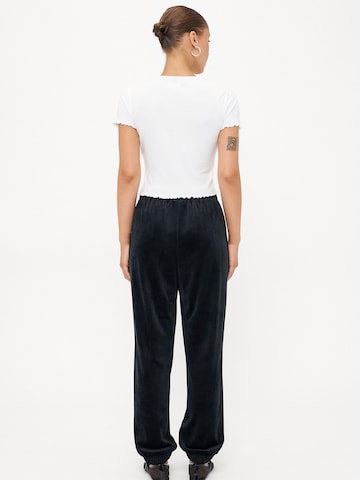 Only Petite Конический (Tapered) Штаны 'ONLREBEL' в Черный