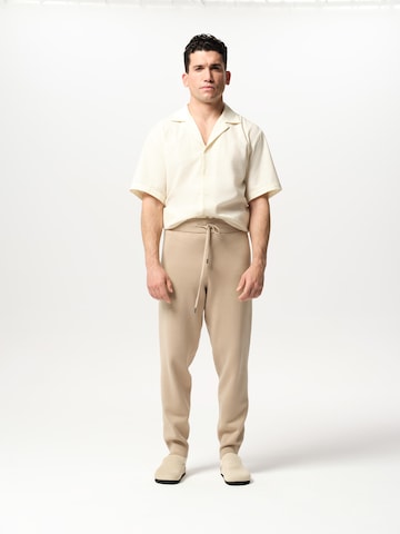 ABOUT YOU x Jaime Lorente Tapered Hose 'Miguel' in Braun