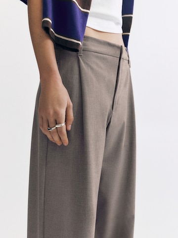 Pull&Bear Voľný strih Plisované nohavice - Sivá