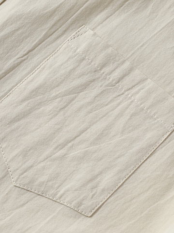 ALLTHEMEN Regular fit Button Up Shirt in Beige