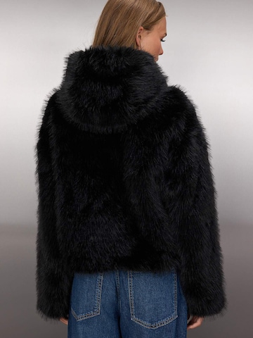 Trendyol Jacke in Schwarz