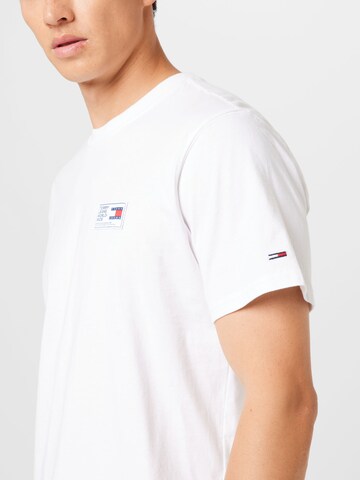 Tricou de la Tommy Jeans pe alb