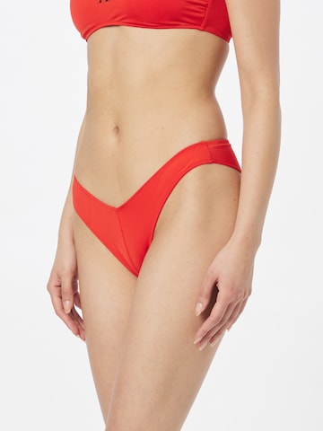 Slip costum de baie de la Calvin Klein Swimwear pe roșu: față