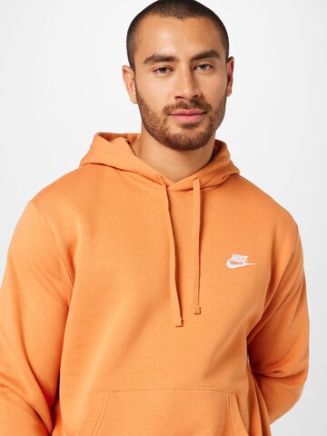 Nike Sportswear - Regular Fit Sweatshirt 'Club Fleece' em laranja