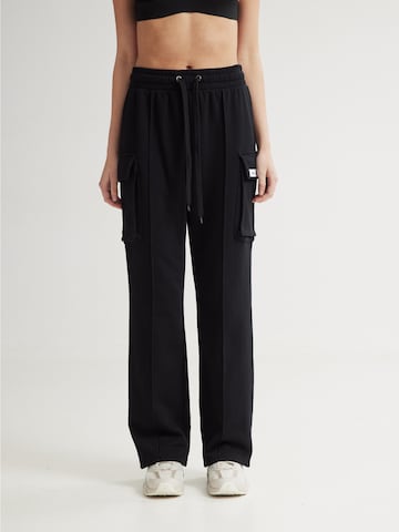 4TAILORS Štandardný strih Nohavice - Čierna: predná strana