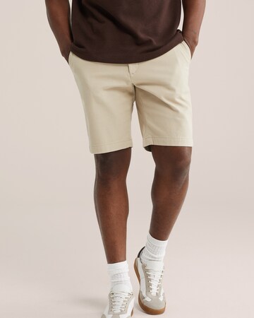 WE Fashion - regular Pantalón chino en beige: frente