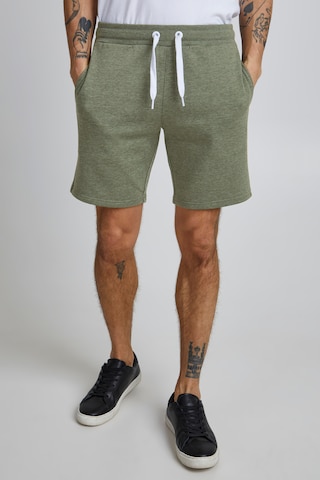 !Solid Regular Sweatshort 'OLIVER' in Grün: predná strana