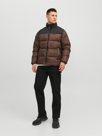 JACK & JONES Winterjas 'TOBY' in Bruin