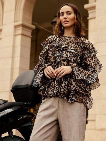 Crās Shirt ' Ryacras ' in Bruin: voorkant