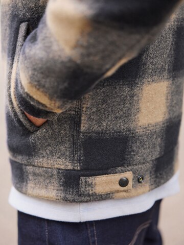 Next Välikausitakki värissä musta