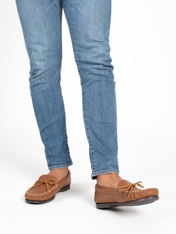 Mocassin 'Camp Moc' Minnetonka en marron : devant