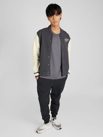 Nike Sportswear - Casaco meia-estação 'VARSITY' em cinzento
