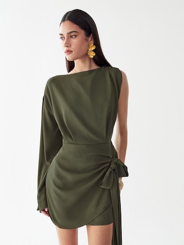 Rochie 'Fiora' de la BWLDR pe verde: față