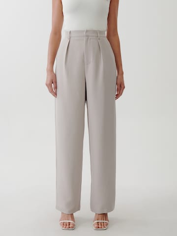 Tussah Zvonové kalhoty Kalhoty se sklady v pase 'ANGELA' – šedá: přední strana