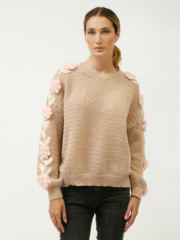 Pullover di Influencer in beige: frontale