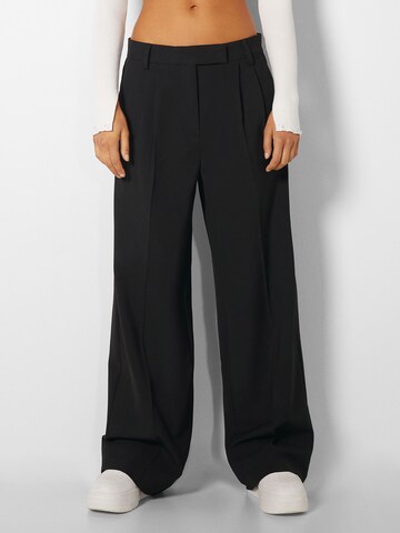 Bershka Wide Leg Bukser med lægfolder i sort: forside