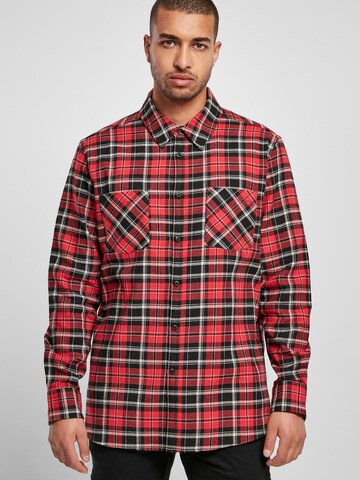 Urban Classics - Ajuste regular Camisa 'Roots' en rojo