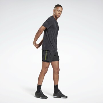 Reebok Slimfit Sportshorts in Schwarz