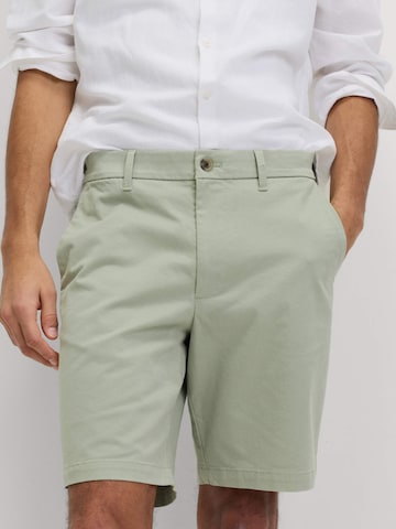 Regular Pantalon chino Marks & Spencer en vert : devant