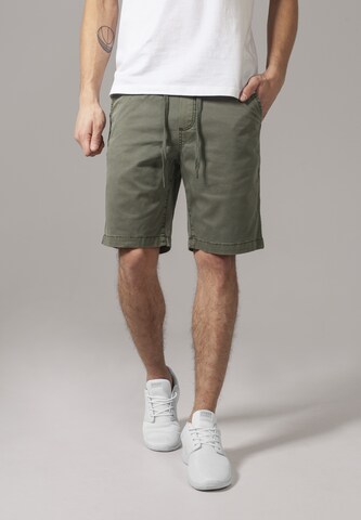 Urban Classics Regular Pants in Green: front