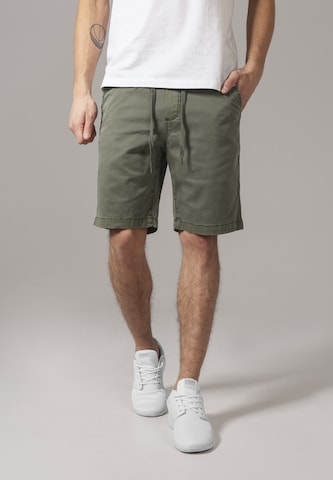 Urban Classics Regular Shorts in Grün: predná strana