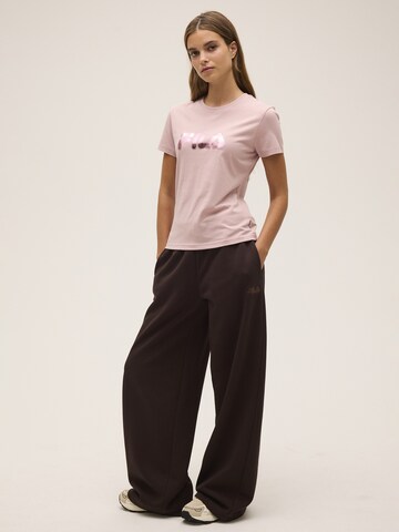 regular Pantaloni 'CALICE regular wide graphic sweat pants' di FILA in marrone