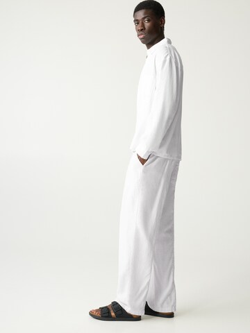 Loosefit Pantalon Pull&Bear en blanc