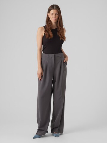 VERO MODA Wide leg Pleat-Front Pants 'TROIAN' in Grey