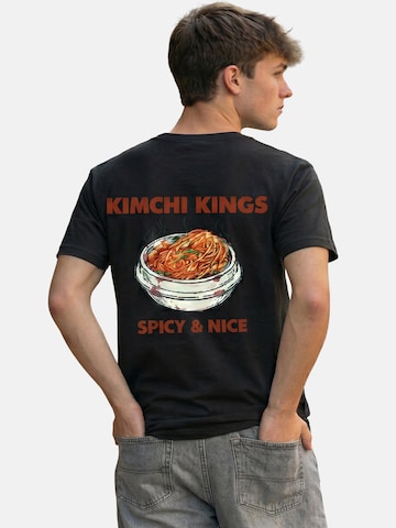 RoamLikeSummer Shirt 'Kimchi Kings'‌‌‌‌ in Schwarz: Vorderseite