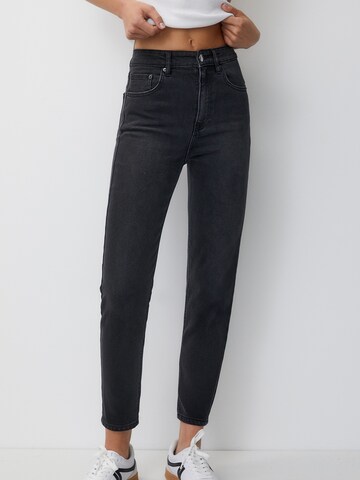 Pull&Bear Regular Jeans in Black: front