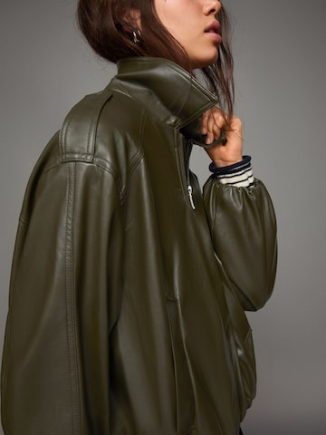 Bershka Prehodna jakna | zelena barva