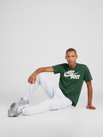 Nike Sportswear Regular Fit T-Shirt 'Swoosh' in Grün