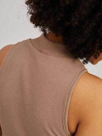 Top in maglia 'Camille' di A LOT LESS in beige